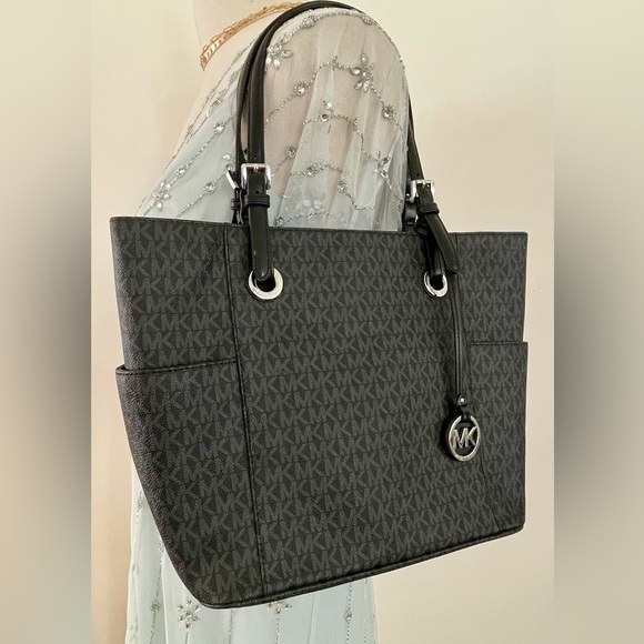 Michael Kors | Women's Jet Set | Signature Tote |
Black & Grey - Picture 1 of 12